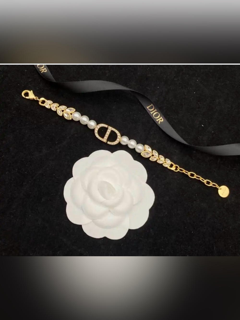 ✨CD 30 Montaigne bracelet, gold-finish metal,white resin beads, white crystals✨